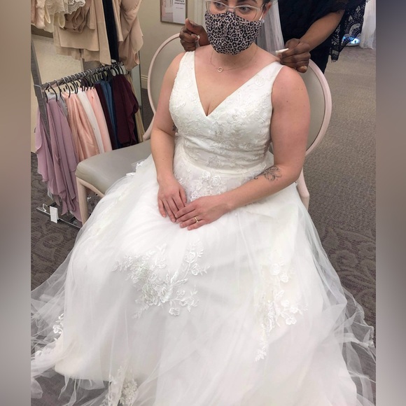 Wedding dress - David’s bridal - matching veil - princess heels - Picture 4 of 7